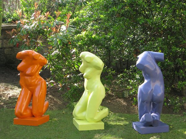 Vénus contemporaine réalisée en résine de coloris multiple, Torsion rythme l'outdoor avec une réelle modernité, Pascale Aubert