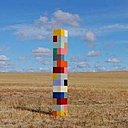 Prad Morrison installe ses sculptures géométriques et colorées en plein désert.