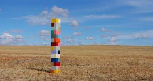 Prad Morrison installe ses sculptures géométriques et colorées en plein désert.