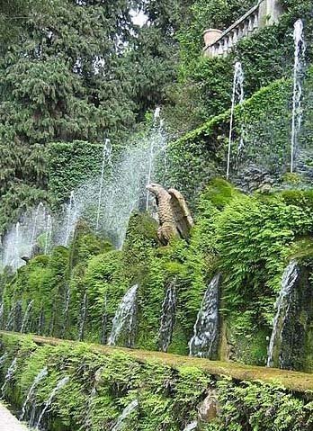 Les mythiques jardins en terrasse de la Villa d’Este avec l’impressionnante allée des 100 fontaines.