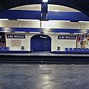 En collaboration avec Paul Andreu, le décorateur remet le blanc à l’honneur, pour apporter neutralité et luminosité, avec un carrelage biseauté classiques. La couleur n’est pas en reste, mais se fait discrète, en créant un code couleur associé à chaque station.