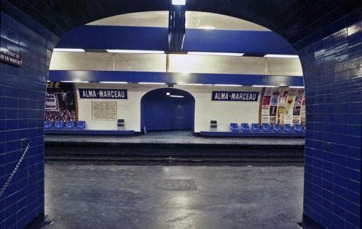 En collaboration avec Paul Andreu, le décorateur remet le blanc à l’honneur, pour apporter neutralité et luminosité, avec un carrelage biseauté classiques. La couleur n’est pas en reste, mais se fait discrète, en créant un code couleur associé à chaque station.