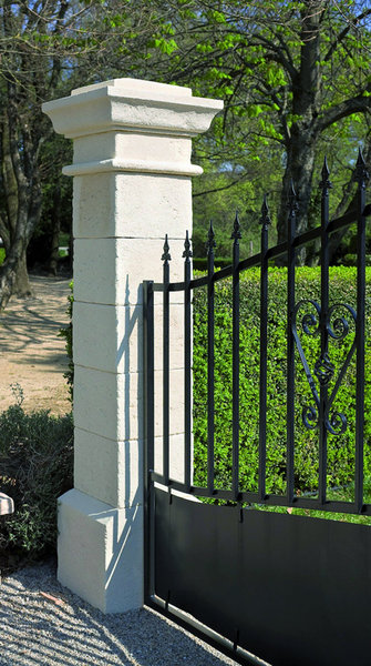 La pierre reconstituée permet de réaliser tout une série d’aménagements différents, comme ce pilier, qui vient jouxter le portail.