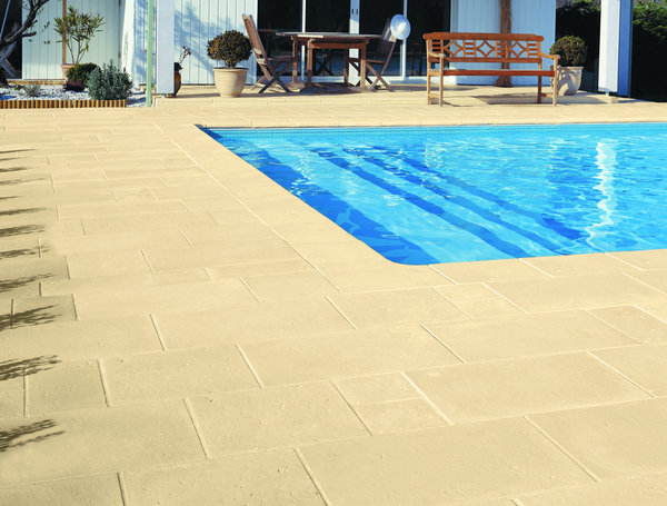 Autour d’une piscine, la pierre reconstituée offre un dallage antidérapant, qui évitera la chute des petits comme des grands.