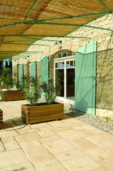 Véritable alternative à d’autres matériaux, la pierre reconstituée est un choix écologique, que même tous peuvent installer comme revêtement pour les murs et les sols, sans l’aide systématique d’un professionnel.