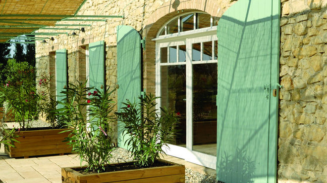 Véritable alternative à d’autres matériaux, la pierre reconstituée est un choix écologique, que même tous peuvent installer comme revêtement pour les murs et les sols, sans l’aide systématique d’un professionnel.