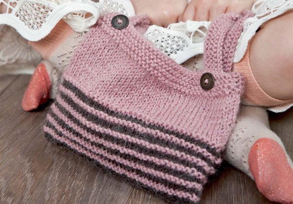 Un petit sac pour accompagner le gilet rayé de miss Suzy, mannequin de circonstance.