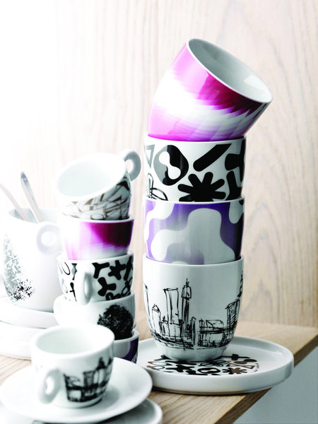 Tasses et assiettes viennent compléter et accessoiriser la ligne avec leur dessins au trait ou motifs psychédéliques chers au designer.