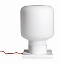 Tactile, la lampe à poser est entièrement en opaline blanche, hormis son cordon orange