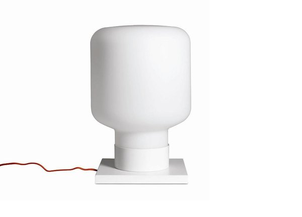 Tactile, la lampe à poser est entièrement en opaline blanche, hormis son cordon orange