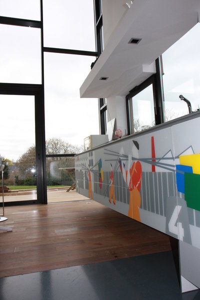 Les propriétaires ont fait appel au céramiste Olivier Lapicque pour donner vie aux portes de placards peintes sur verre, dans un esprit prêcheurs bretons.