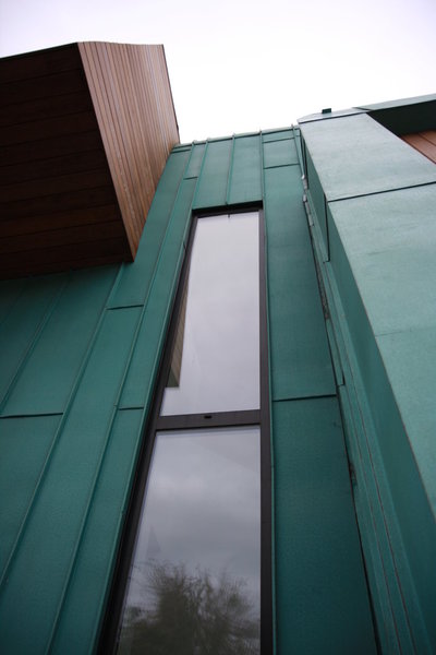 Les lignes courbes en périphérie de cette maison restituent, l’idée de la digue du port voisin située à 300 mètres.
