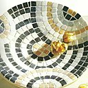 Le support est une assiette en bambou recouverte de tesselles de marbre ancien, rehaussé d'huile de roche pour rehausser la couleur naturelle.