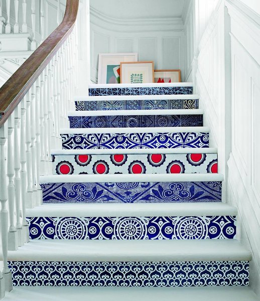 La marque américaine de décoration, Serena & Lily, nous donne des idées pour embellir les escaliers. Ici, des grands morceaux de tissus dépareillés ont été collés sur les contremarches. Effet garanti sur un escalier immaculé !