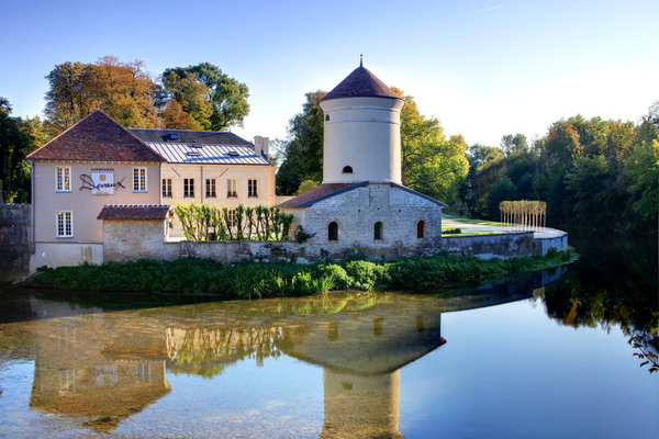 Installée dans une ancienne papeterie plus que centenaire, le site est soigneusement restauré à l'ancienne mais avec une conception tout à fait contemporaine.