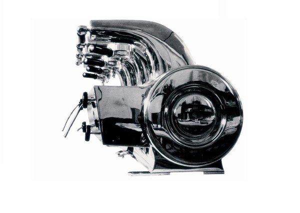 Symbole de la « dolce vita », cette machine expresso La Pavoni fut dessiné par Gio Ponti, en 1948. Nommée « La Cornuta » pour son groupe de distributeurs apparent, elle incarne un style industriel.