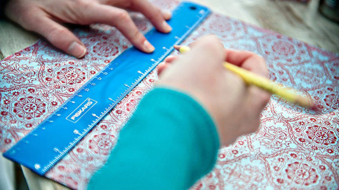 1-Je trace la longueur et la largeur du contenant sur le papier, en laissant une marge pour le retour. 1-Je trace la longueur et la largeur du contenant sur le papier, en laissant une marge pour le retour.