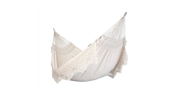 Ce hamac Nature & Découvertes, modèle Enamorada écru, peut accueillir deux personnes. Ces volants en font une réplique très proche des hamacs brodés d'Amérique du Sud.