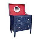 Habillée de jean, la coiffeuse Directoire de Moissonnier possède deux tiroirs en façades, pour pouvoir s’utiliser également en commode. Elle reprend la forme classique d’un meuble d’époque avec un revêtement moderne, dans un effet de contraste.