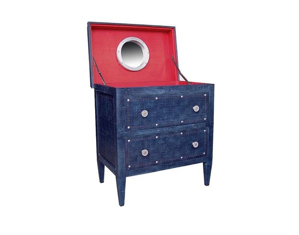 Habillée de jean, la coiffeuse Directoire de Moissonnier possède deux tiroirs en façades, pour pouvoir s’utiliser également en commode. Elle reprend la forme classique d’un meuble d’époque avec un revêtement moderne, dans un effet de contraste.