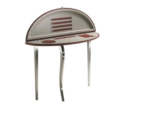 Rééditée chez Poltrona Frau, la coiffeuse d’Andrée Putman joue sur des lignes féminines, dans une conception gracieuse. La Feluca se permet une touche de fantaisie dans son piètement, avec la forme sinueuse de l’un des trois supports en acier.