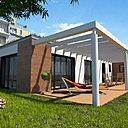 Elaborée par Dominique Allaire, la maison ABCD+ possède une superficie de 130 m2 habitable, qui s’intègre avec l’environnement, grâce à son bardage en bois. En collaboration avec Cécile Robin, Lafarge veut démontrer que le béton est une réponse d’avenir à l’architecture.Maison ABCD+