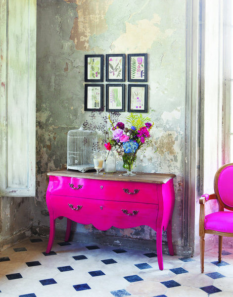 Six cadres d'herbiers, alignés au dessus d'une commode fuchsia, pour un look dynamique et rétro. Mobilier et cadres Maison du monde.