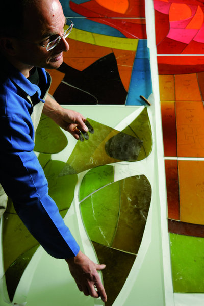 Depuis1957, l'Atelier Simon Marq confie à des artistes contemporains comme Marc Chagall, Juan Miro ou encore Georges Braque, la création de vitraux.