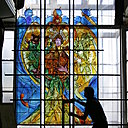 Les métiers actuels de l'Atelier Simon Marq demeurent la restauration et la protection de vitraux, mais aussi la commande décorative privée