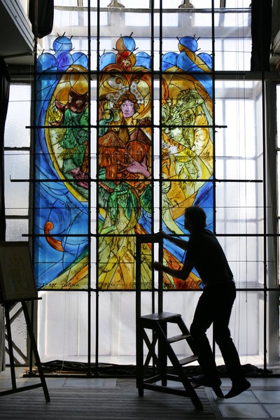 Les métiers actuels de l'Atelier Simon Marq demeurent la restauration et la protection de vitraux, mais aussi la commande décorative privée