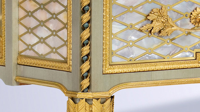 Ébéniste de haute facture, Craman Lagarde reproduit à l'identique les meubles de styles avec bronzes, marqueterie de bois, insertions de nacre, porcelaine émaillée...