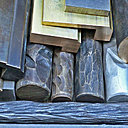 Le serrurier travaille et assemble du métal froid, tandis que le ferronnier travaille le métal à chaud, Crézé.