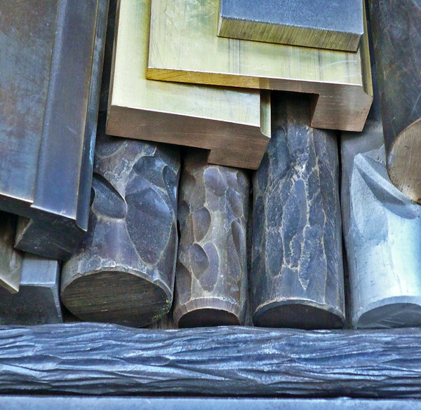 Le serrurier travaille et assemble du métal froid, tandis que le ferronnier travaille le métal à chaud, Crézé.