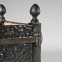 Les Jardins du Roi Soleil, c'est aussi la conception et fabrication de vases, bancs, treillages et éclairages inspirés des modèles d'époque.