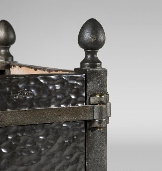 Les Jardins du Roi Soleil, c'est aussi la conception et fabrication de vases, bancs, treillages et éclairages inspirés des modèles d'époque.