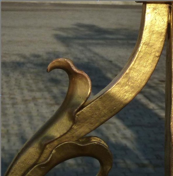 Rampe d'escalier ouvragée et dorée, atelier Crézé.