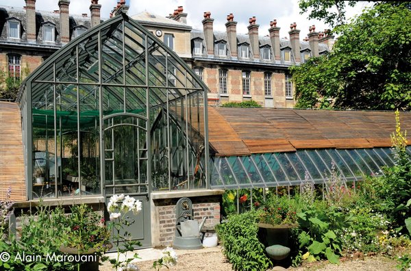 Le jardin de l’Université Paris Descartes accueillera Darphin, la marque parisienne de cosmétiques. Une exposition éphémère, "Darphin La Beauté", dévoilera les secrets
des produits de la marque et son partenariat avec la faculté des Sciences pharmaceutiques.
