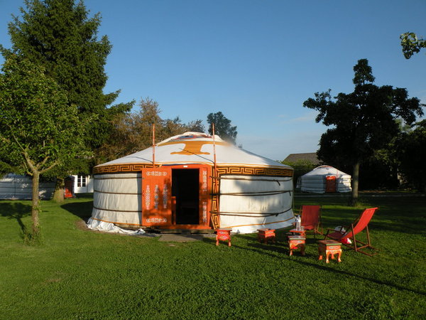 Nomade Lodge propose des séjours dans ses 18 yourtes, directement importées de Mongolie. A seulement 45 minutes au sud-est de Paris, un lieu d'évasion hors du temps !