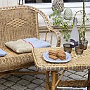 L’esprit récup peut s’auréoler de tradition comme nous le prouve ce mobilier en rotin de Kok Essentiel. Une légère patine donne l’impression que ce mobilier sort du grenier d’un grand-père, lui conférant un certain charme.