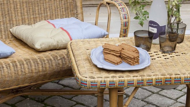 L’esprit récup peut s’auréoler de tradition comme nous le prouve ce mobilier en rotin de Kok Essentiel. Une légère patine donne l’impression que ce mobilier sort du grenier d’un grand-père, lui conférant un certain charme.