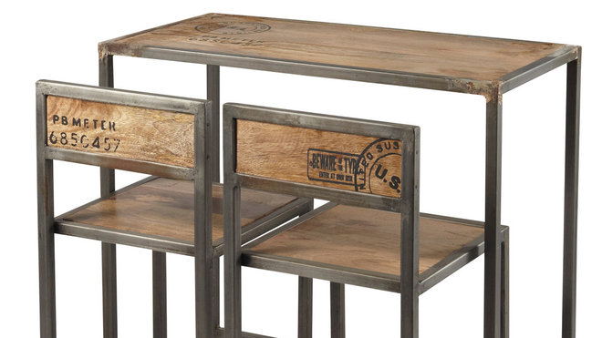 Issu de la collection Manufacture, cet ensemble de table et chaises de Maison du Monde reprend les codes graphiques d’un style industriel, pour donner du caractère à une pièce. Un mélange des matières de bois et métal, pour une finition brute.