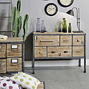 Pour apporter du rythme, Jardin d’Ulysse propose de mélanger les styles avec des meubles récup à l’esprit industriel et des objets de décoration plus contemporains, comme les coussins à pois colorés, les vases bouteilles.