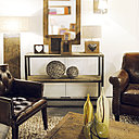 Avec ses fauteuils rembourrés à souhait, Jardin d’Ulysse offre ses lettres de noblesse à la récup, en créant un intérieur élégant et raffiné. Cette pièce donne une impression de chaleur, qui rappelle un cocon.