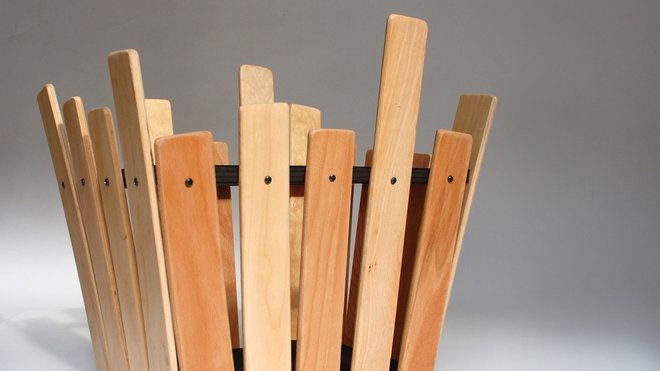 Constituée de lattes de sommier, cette corbeille à papier de l’agence Art Terre récupère le bois, pour lui donner une nouvelle vie, sans défricher la forêt. Optimal, elle est dimensionnée pour recevoir 1 000 feuilles à recycler.