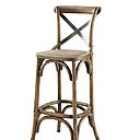 La chaise de bar Tradition de Maison du Monde est fabriquée dans un bois de chêne vieilli, pour mettre en valeur la matière. Sa forme classique permet de recréer une ambiance de bistrot de quartier, à la parisienne.