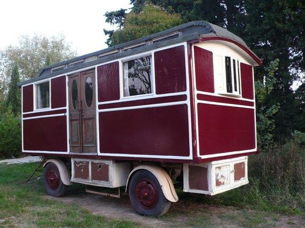 Pierre le Fur possède de nombreuses roulottes anciennes. Il regroupe dans son musée en plein air des modèles du monde entier.