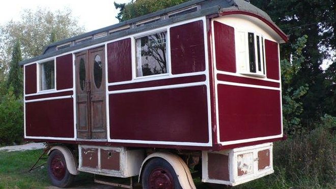 Pierre le Fur possède de nombreuses roulottes anciennes. Il regroupe dans son musée en plein air des modèles du monde entier.