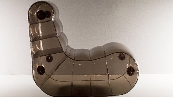 Le fauteuil « Apollo », en gris transparent, s’inspire directement de la conquête de l’espace, avec ses dynamiques lignes futuristes. Tout en rondeur, l’assise offre un confort exceptionnel, comme la promesse d’un instant de détente et de relaxation.