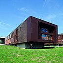 Conçu dans son horizontalité, le lycée Germaine Tillion ne possède qu’un seul étage, afin de permettre une meilleure intégration dans le milieu rural. Par ce biais, l’architecte souhaitait rapprocher l’homme de la nature.