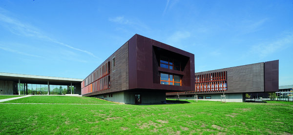 Conçu dans son horizontalité, le lycée Germaine Tillion ne possède qu’un seul étage, afin de permettre une meilleure intégration dans le milieu rural. Par ce biais, l’architecte souhaitait rapprocher l’homme de la nature.